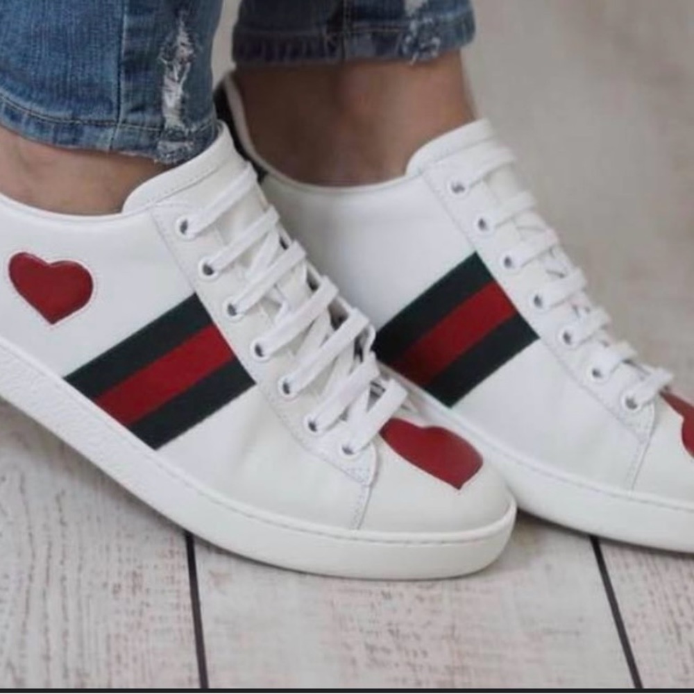 AUTHENTIC GUCCI Lace low "HEART" sneakers